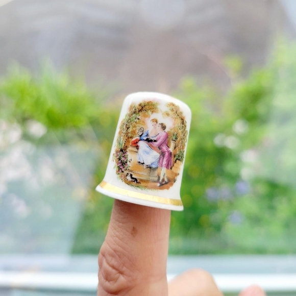 Vintage Victorian Scene Thimble - Picture 3 of 6